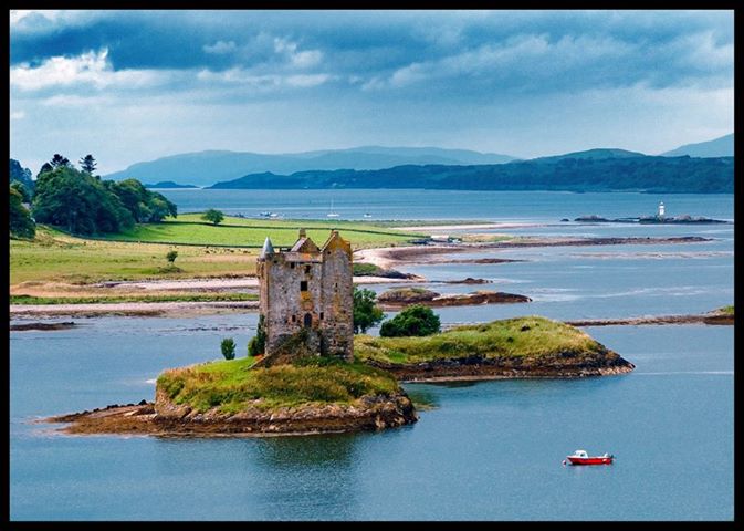 Photo: Le chateau Stalker, Scotland
Copyright Jérôme Bastianelli

http://static.panoramio.com/photos/large/13818414.jpg